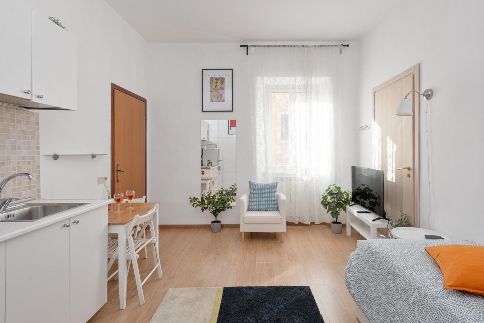 Central Little Basic Apartment Rome Buitenkant foto