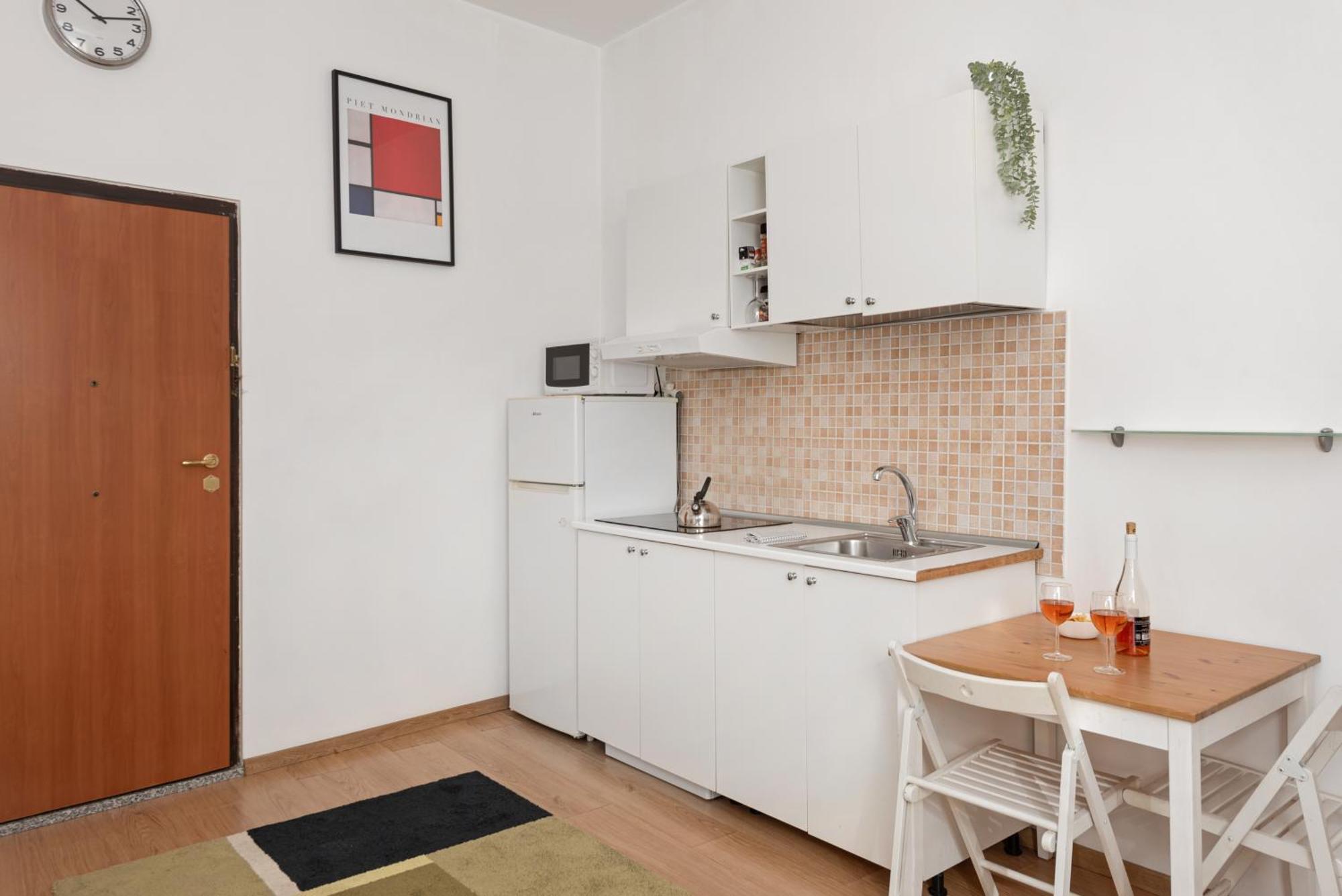 Central Little Basic Apartment Rome Buitenkant foto