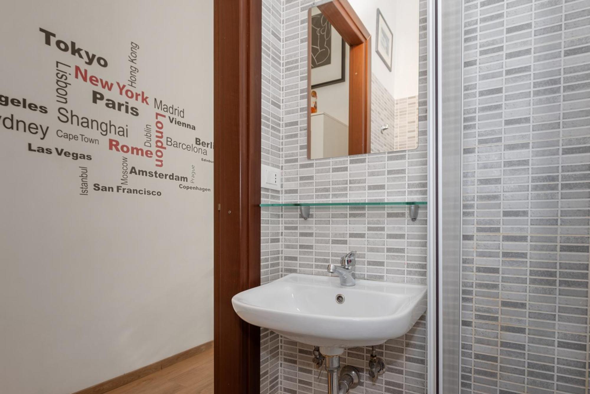 Central Little Basic Apartment Rome Buitenkant foto